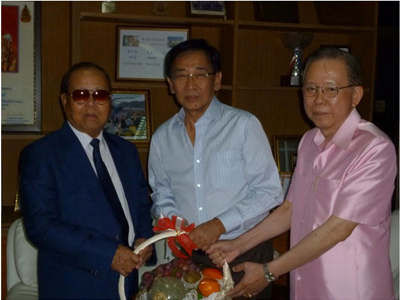 Adisakdi Thaviyonchai, a newly - elected President of the Tractors'Association of Thailand paid a courtesy call to  Chairman Thongsai at the Metro Machinery Office